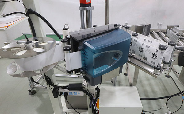 實(shí)時(shí)打印貼標(biāo)機(jī),打印貼標(biāo)設(shè)備,全自動(dòng)不干膠貼標(biāo)機(jī)廠(chǎng)家