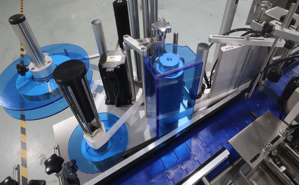 全自動(dòng)圓瓶搓滾貼標(biāo)機(jī),全自動(dòng)搓滾貼標(biāo)機(jī),全自動(dòng)不干膠貼標(biāo)機(jī)廠(chǎng)家,廣東高臻智能